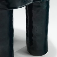 <a href="https://www.galeriegosserez.com/artistes/salomon-celine.html">Céline Salomon</a> - Owen - Tabouret 3 pieds